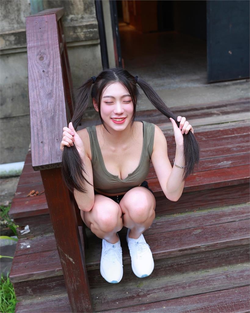 啦啦隊女神曬「雙馬尾Look」造型！蹲下曲線曝光讓網全喊：想吃