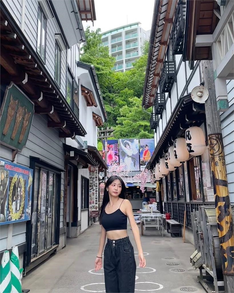 慈妹「細肩帶縮水背心」日本街拍! 甜喊「1句話」粉絲嗨:女神