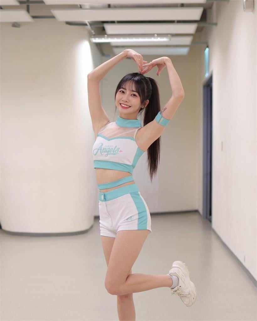 慈妹「細肩帶縮水背心」日本街拍! 甜喊「1句話」粉絲嗨:女神