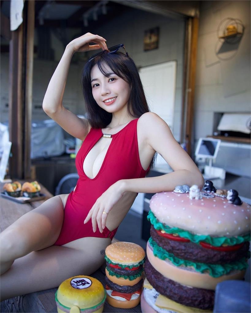 慈妹「細肩帶縮水背心」日本街拍! 甜喊「1句話」粉絲嗨:女神