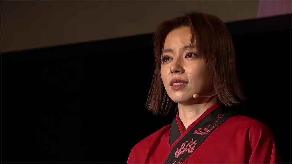 艾成忌日王瞳悲曝曾「快活不下去」 講台上忍淚對愛人喊:我是蔡太太