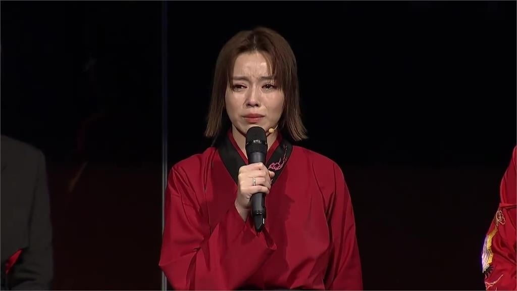 艾成忌日王瞳悲曝曾「快活不下去」 講台上忍淚對愛人喊:我是蔡太太