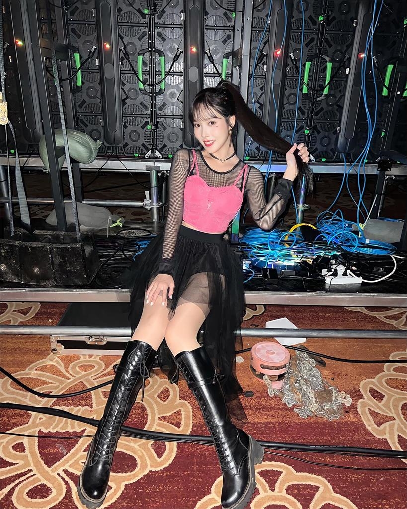 樂天女神團長「黑粉穿搭」太甜！拉馬尾羞喊：第1次好開心