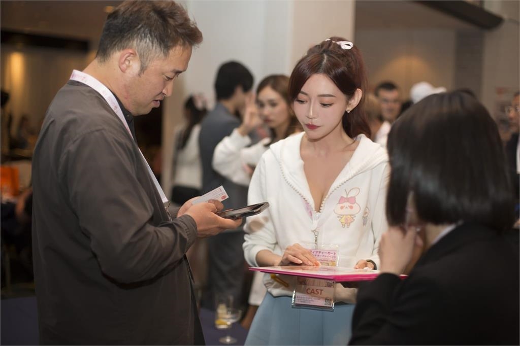 最辣「日文老師」晨運這樣穿!1視角讓「上帝也瘋狂」網全嗨翻