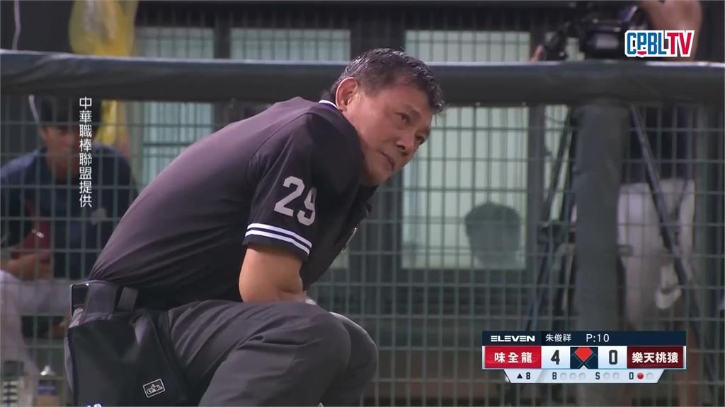 中職爆「球棒打傷人」！　揮棒打擊後球棒斷裂　擊中蘇建文左手臂