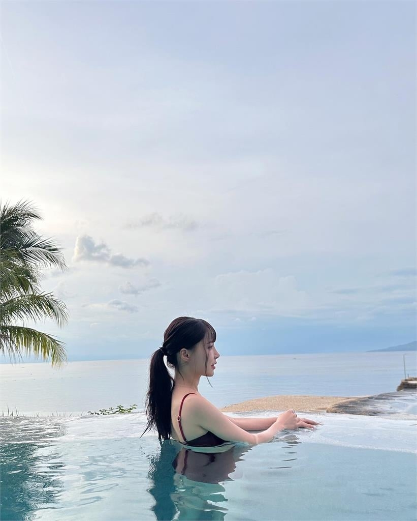 元元比基尼「超深線條」藏不住!爽趴泳池「濕整身」喊1句