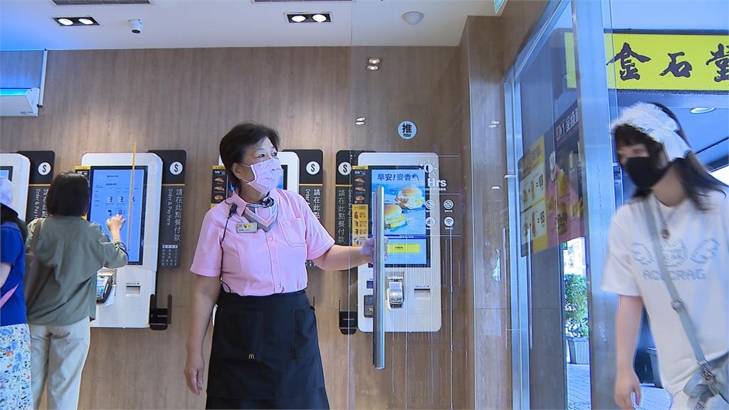 不想與社會脫軌!72歲阿嬤重返職場 擔任餐廳內場服務員