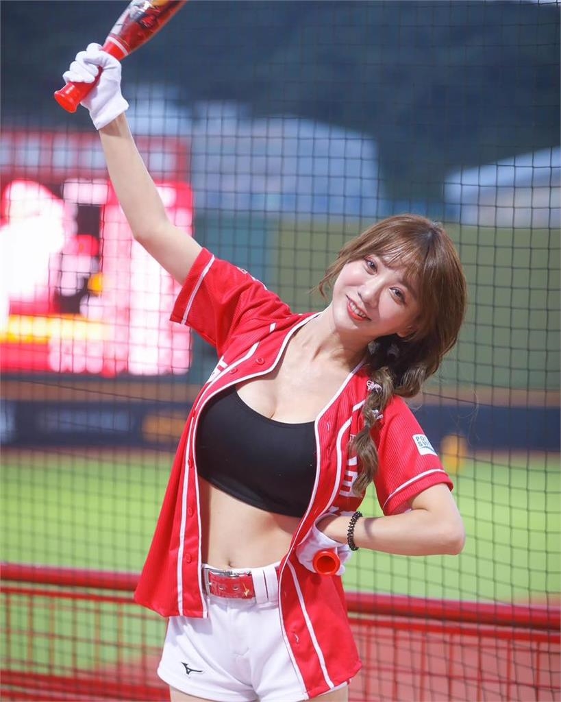 小珍奶上身「只裹一塊布」火辣熱舞！超狂晃動網全暈：不讓人休息