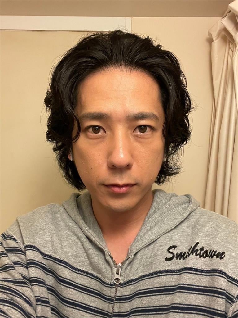 日本天團「嵐」休團近3年！二宮和也「轉行當外送員」40歲滄桑真面目震撼網