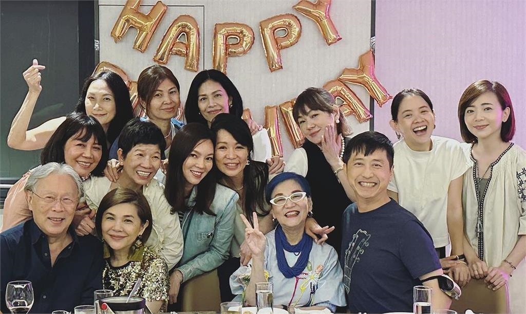 不愧大姐大!張小燕75歲生日趴「眾星雲集」 白髮阿伯深情演唱竟是歌王