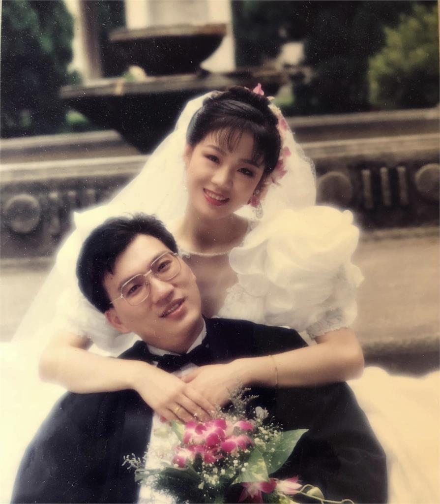 徐薇33年前婚紗照「撞臉潤娥」!超帥老公有明星臉畫面曝驚豔全網