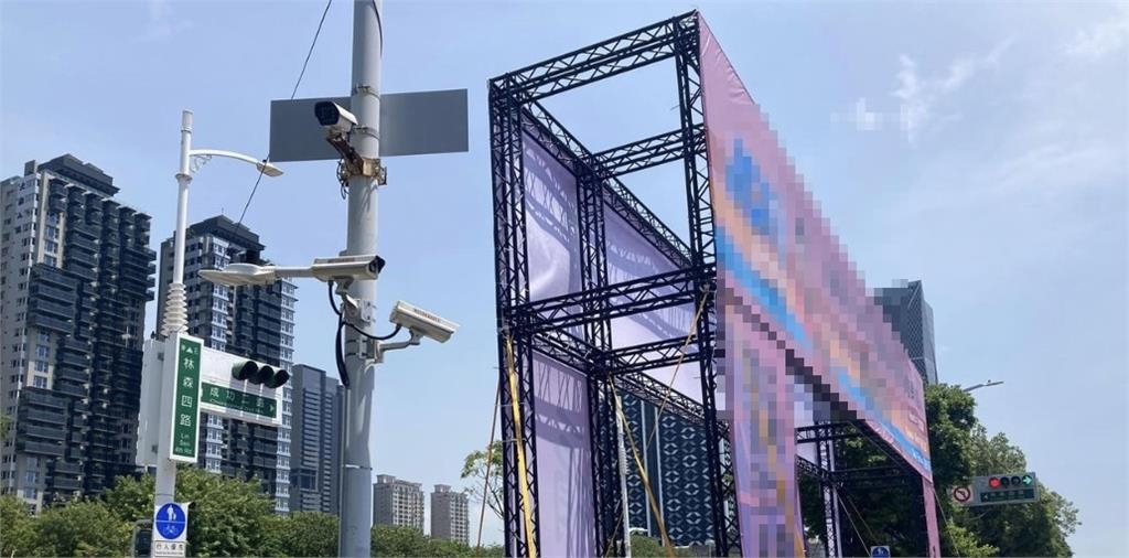 子女不孝「告別式」辦在路邊？　細看竟是「她」...大到擋住紅綠燈