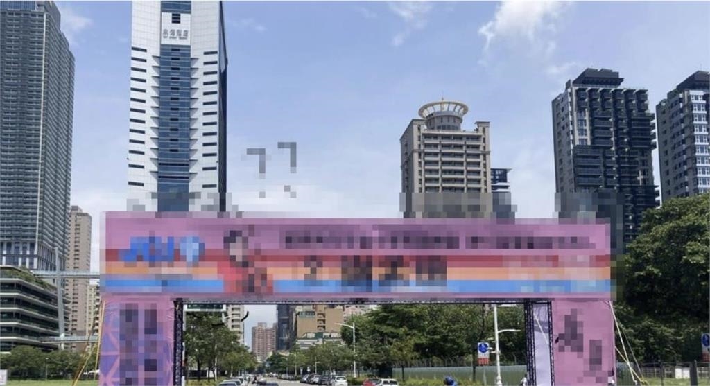 子女不孝「告別式」辦在路邊？　細看竟是「她」...大到擋住紅綠燈