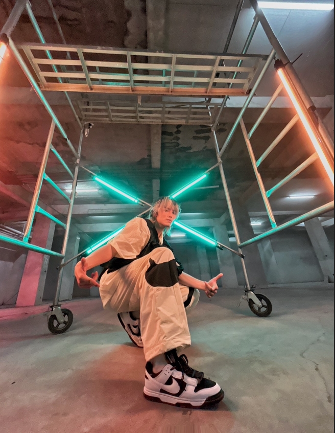 選秀冠軍蔡宜軒熬磨10年赴韓取經推舞曲《SWAG》! 天團辰亦儒驚喜獻祝福!