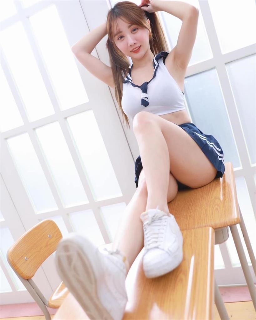 小珍奶穿「緊身水手服」化身純欲學生妹!1動作直逼「危險地帶」