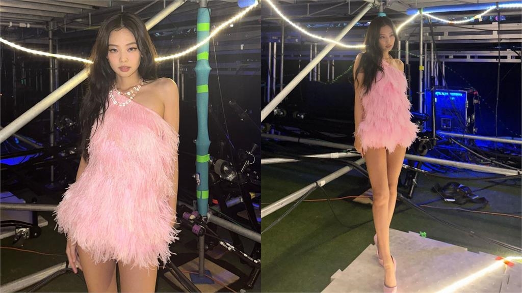 Jennie「激辣舞台服」私照流出!短洋裝化身「粉紅芭比」美腿全現形