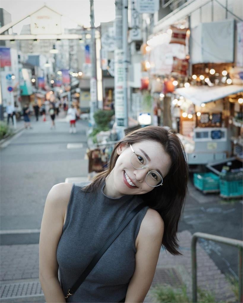 林莎激變「純欲眼鏡娘」太犯規!斜揹帶深卡「惡魔陷阱」網暴動:老婆我愛你