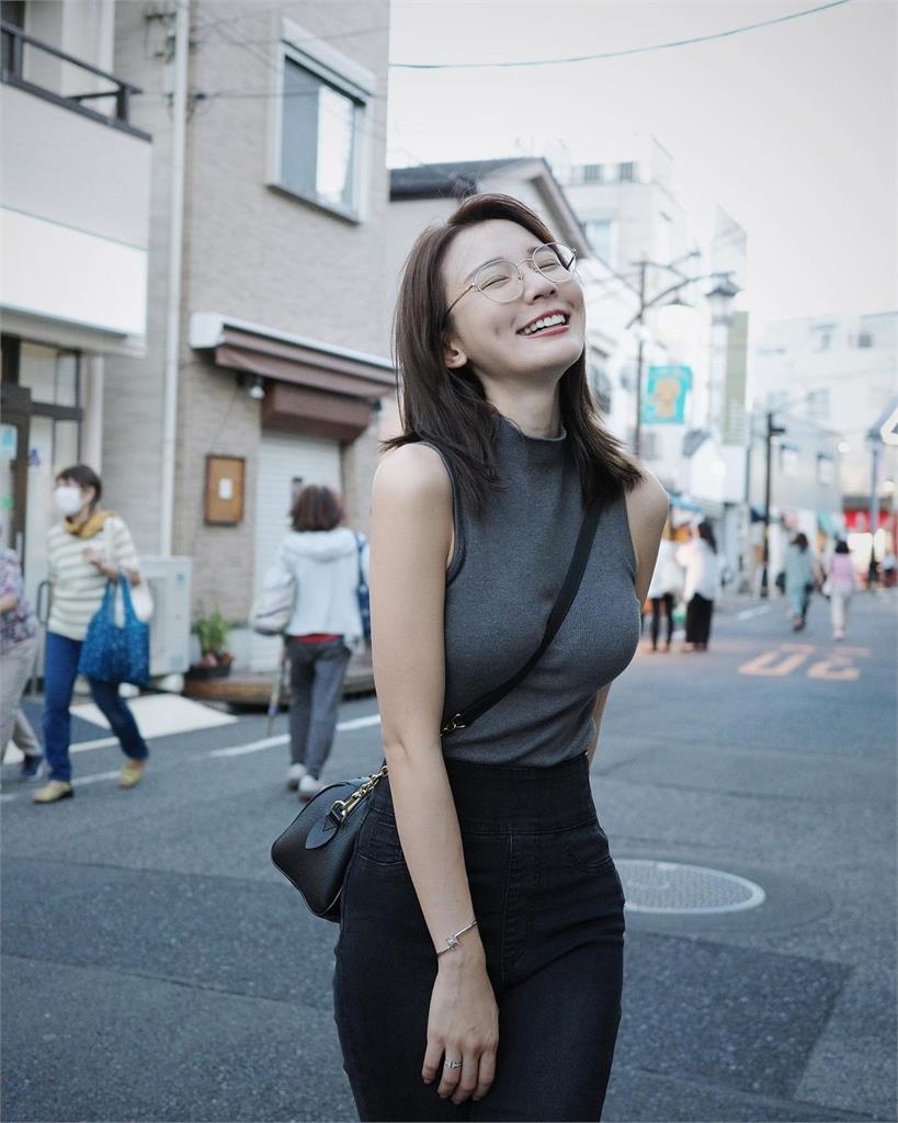 林莎激變「純欲眼鏡娘」太犯規!斜揹帶深卡「惡魔陷阱」網暴動:老婆我愛你