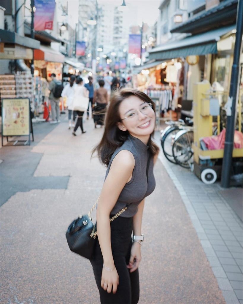 林莎激變「純欲眼鏡娘」太犯規!斜揹帶深卡「惡魔陷阱」網暴動:老婆我愛你