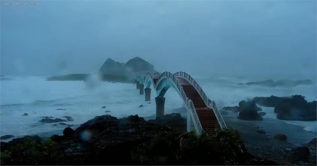 海葵炸三仙台「搖滾區直播」中斷萬人哀嚎！東管處：鏡頭君斷電沒陣亡