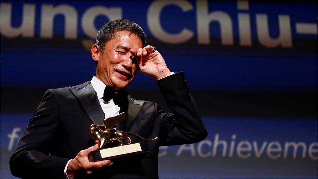 捲烏龍緋聞後...梁朝偉淚獲威尼斯影展終身成就獎　劉嘉玲甜喊回家