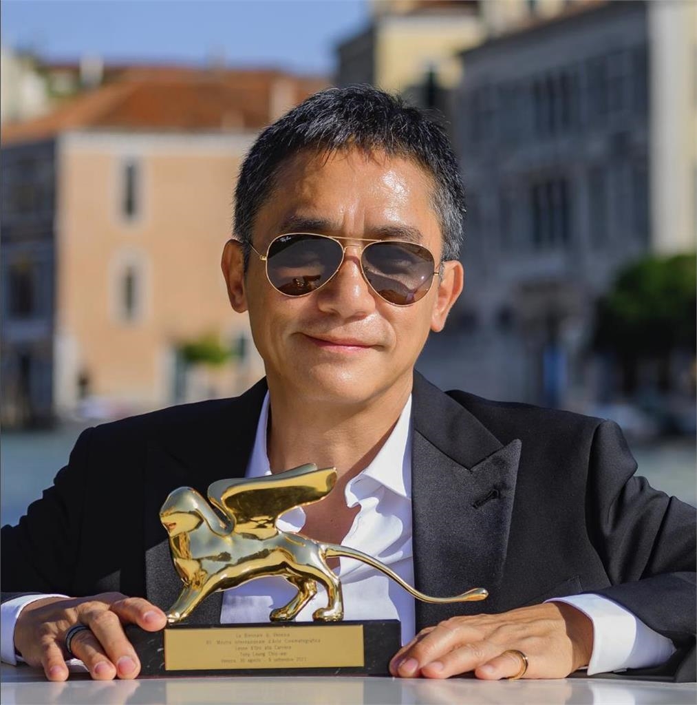 捲烏龍緋聞後...梁朝偉淚獲威尼斯影展終身成就獎 劉嘉玲甜喊回家