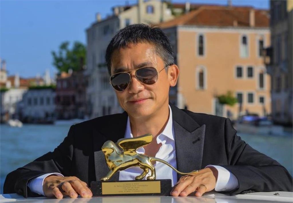 捲烏龍緋聞後...梁朝偉淚獲威尼斯影展終身成就獎 劉嘉玲甜喊回家