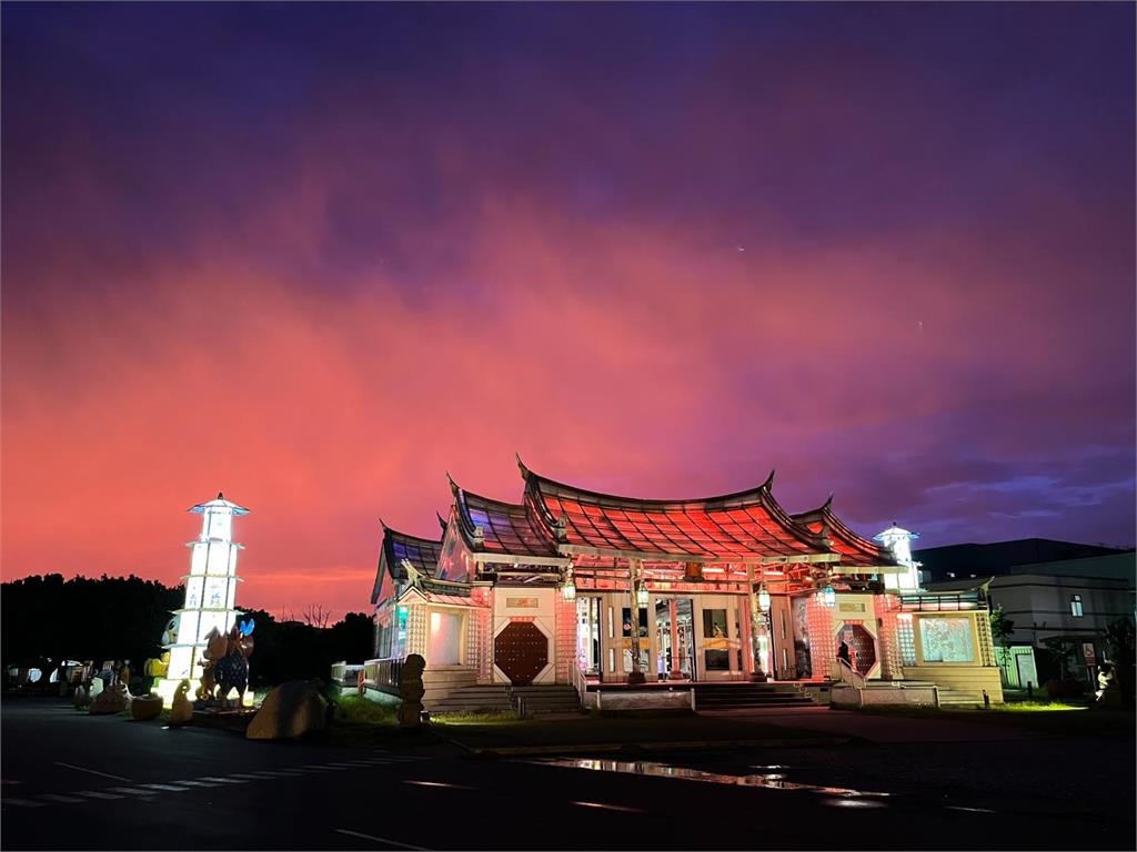 中部一片紅通通！超夢幻「火燒雲」籠罩彰化　粉色藍光交織如科幻電影