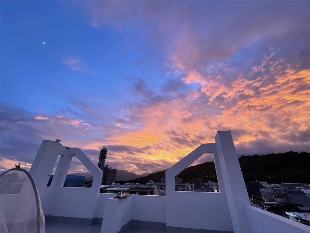 中部一片紅通通！超夢幻「火燒雲」籠罩彰化　粉色藍光交織如科幻電影