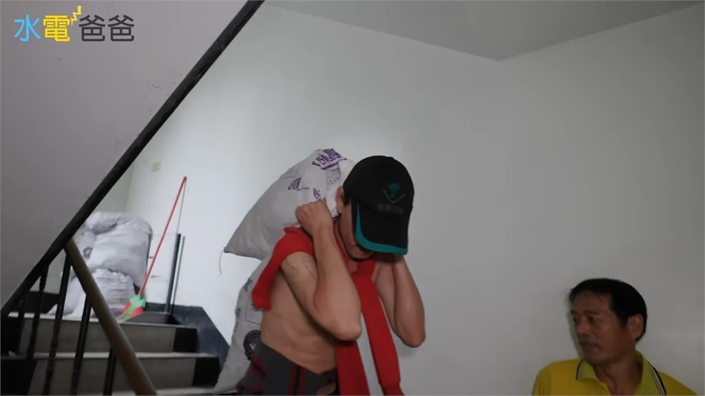 拿命在賺!工地師傅一天扛「200包沙」上5樓 單包重50公斤:10年還在做