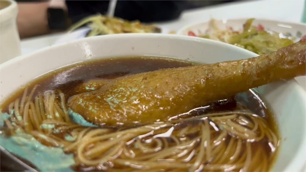 台灣趴趴走/麵線配蚵仔、大腸北部常見!搭當歸鴨腿和生猛海鮮也美味!