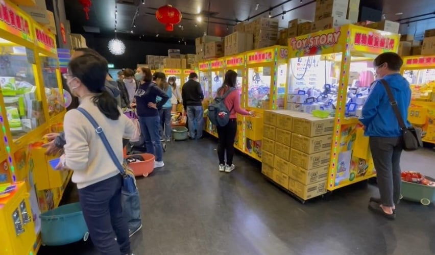 他霸氣掏100元!見臭手女友「夾娃娃全槓龜」秒變臉⋯全網勸放生:太摳