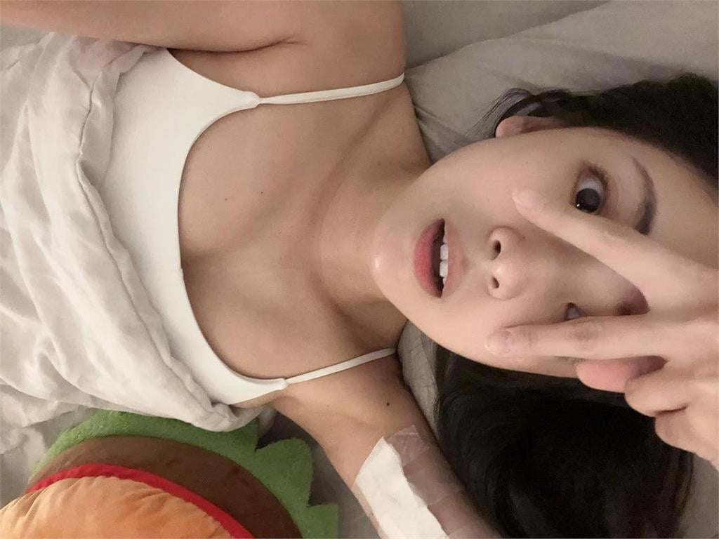 阿喜颱風夜發高燒掛急診！曬小背心性感床照報平安「最新病況」曝光