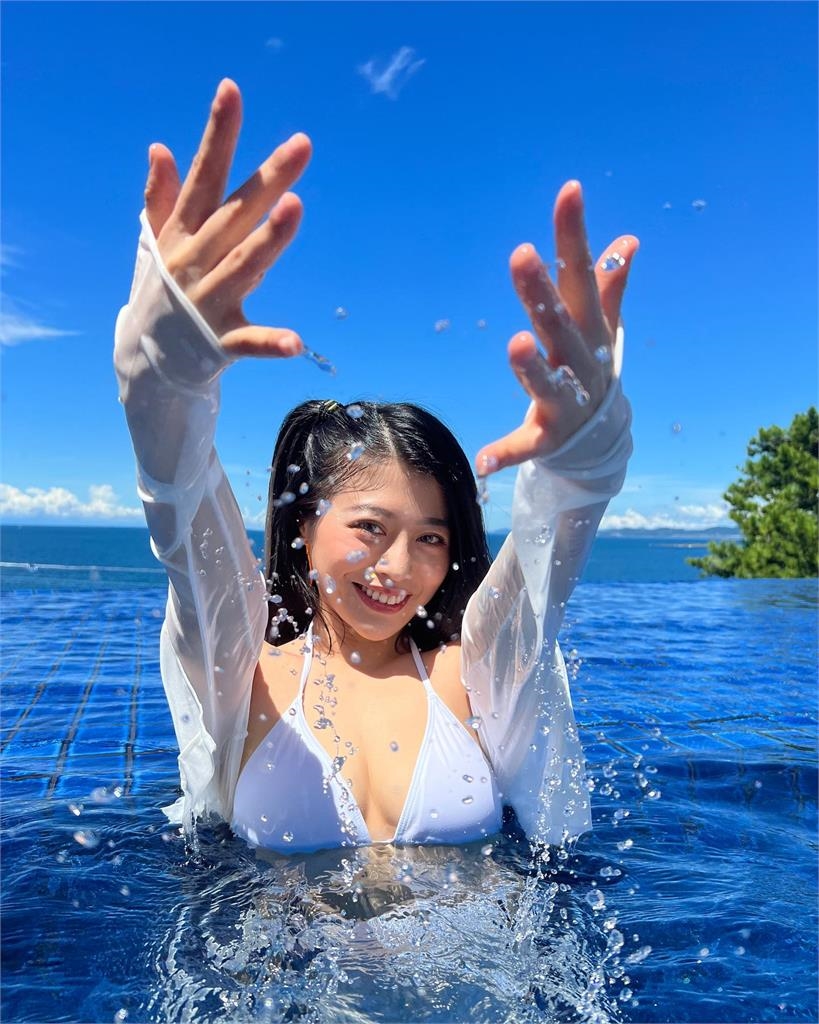 安迪愛女穿清涼比基尼泡水！上岸濕身秀「兇猛曲線」全網看光