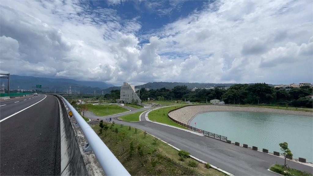 這處玻璃帷幕反光射進國道　就是那道光！用路人：超刺眼
