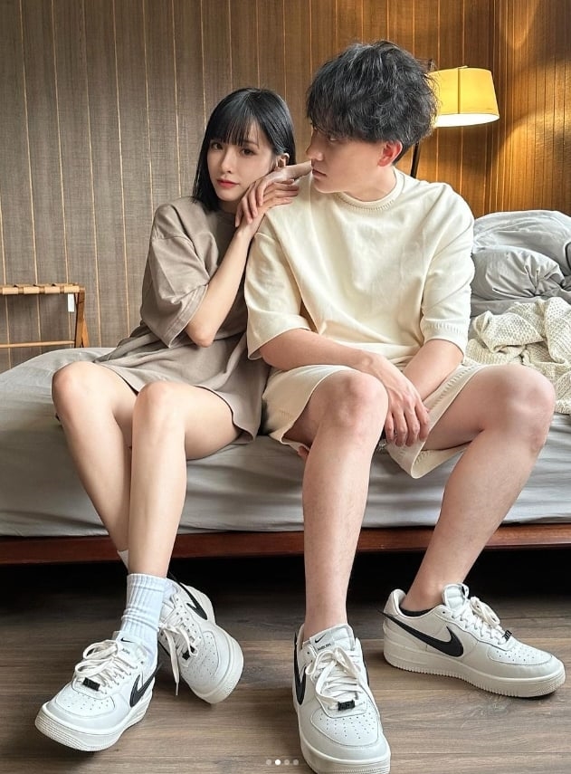 閃亮亮深夜突曬「私密床照」!賣萌吐舌驚見「上身淨空」網暈:睡不著了