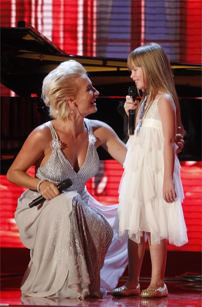 小康妮暴風式成長!表演只穿bra「弧線全滑出」網暈:真的長大了