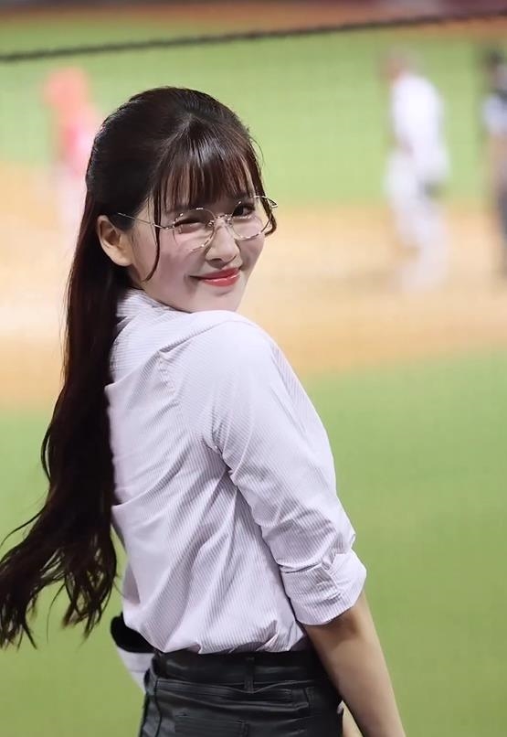 很會!「樂天新有菜」OL穿搭羞戴金屬細框 1眨眼讓網「全沒了」