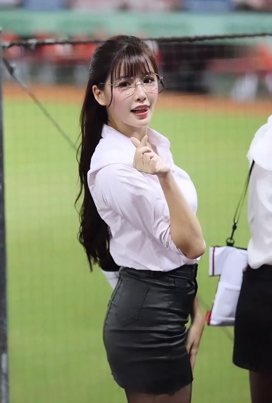 很會!「樂天新有菜」OL穿搭羞戴金屬細框 1眨眼讓網「全沒了」