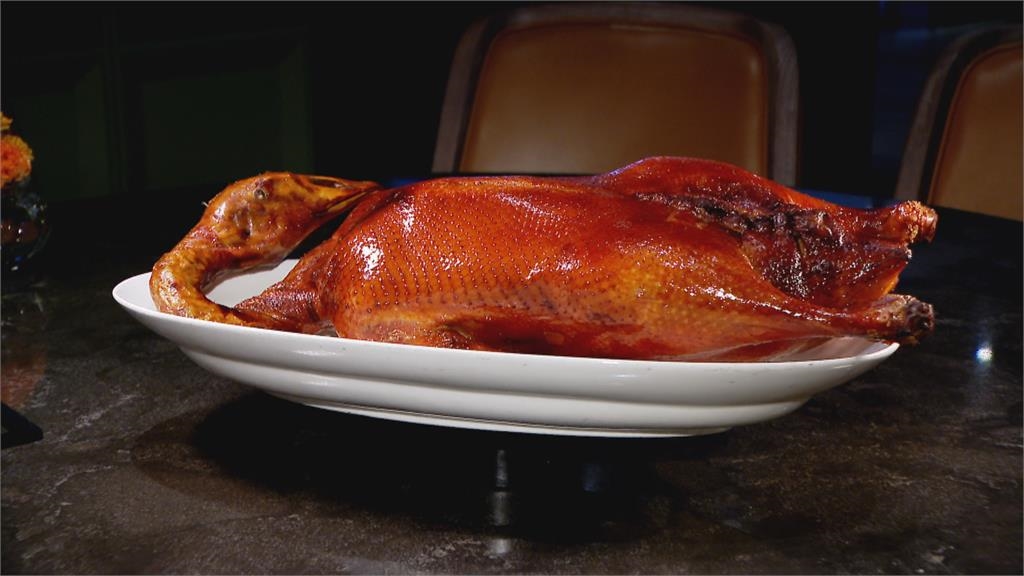 龍眼木煙燻增炭火香　窯烤燒鵝外皮金黃酥脆