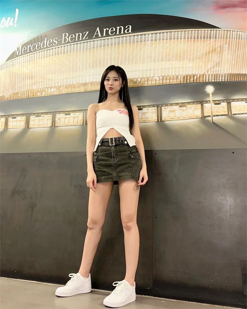 子瑜演唱會造型藏玄機!一轉身「小背心中路開衩」小肚肚失守