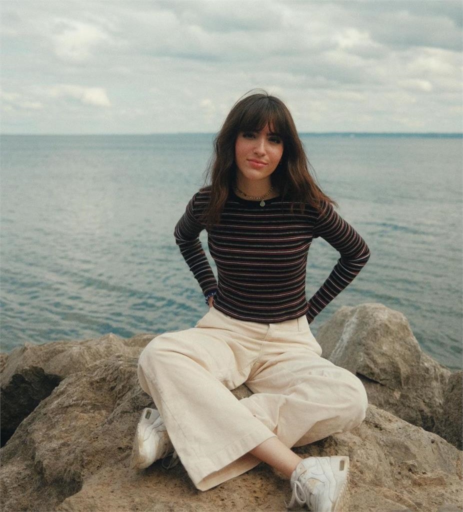 還記得他們嗎？新年「砸東西」迷因妹17歲正臉曝「仙氣直逼安海瑟薇」