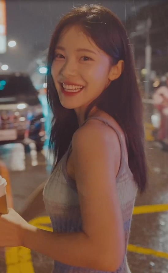 李多慧秀「破億」實力！淋雨蹲下現「海溝黑線」潮紅羞喊：喝1杯嗎？