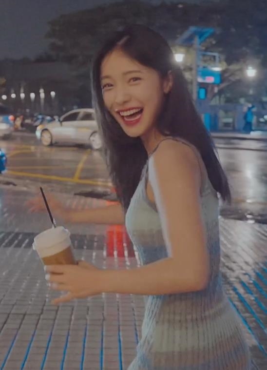 李多慧秀「破億」實力！淋雨蹲下現「海溝黑線」潮紅羞喊：喝1杯嗎？