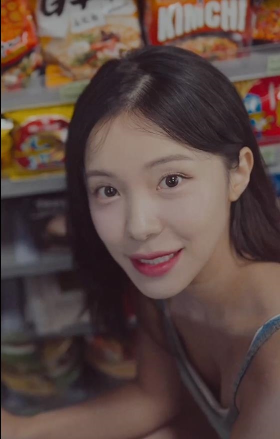 李多慧秀「破億」實力！淋雨蹲下現「海溝黑線」潮紅羞喊：喝1杯嗎？