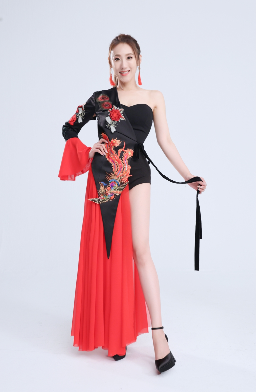 豬哥亮顯靈保佑! 謝金晶上下齊露戰袍秒解決 好身材曝光!