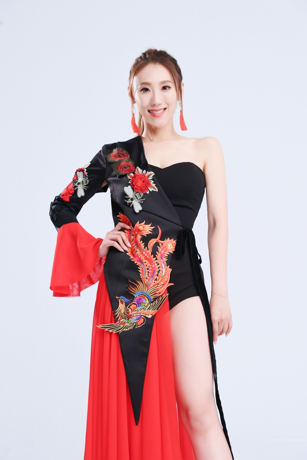 豬哥亮顯靈保佑! 謝金晶上下齊露戰袍秒解決 好身材曝光!