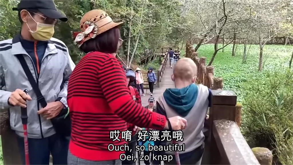 小小年紀展現社交能力！荷蘭萌娃小手狂擊掌　百位台灣長輩被逗樂