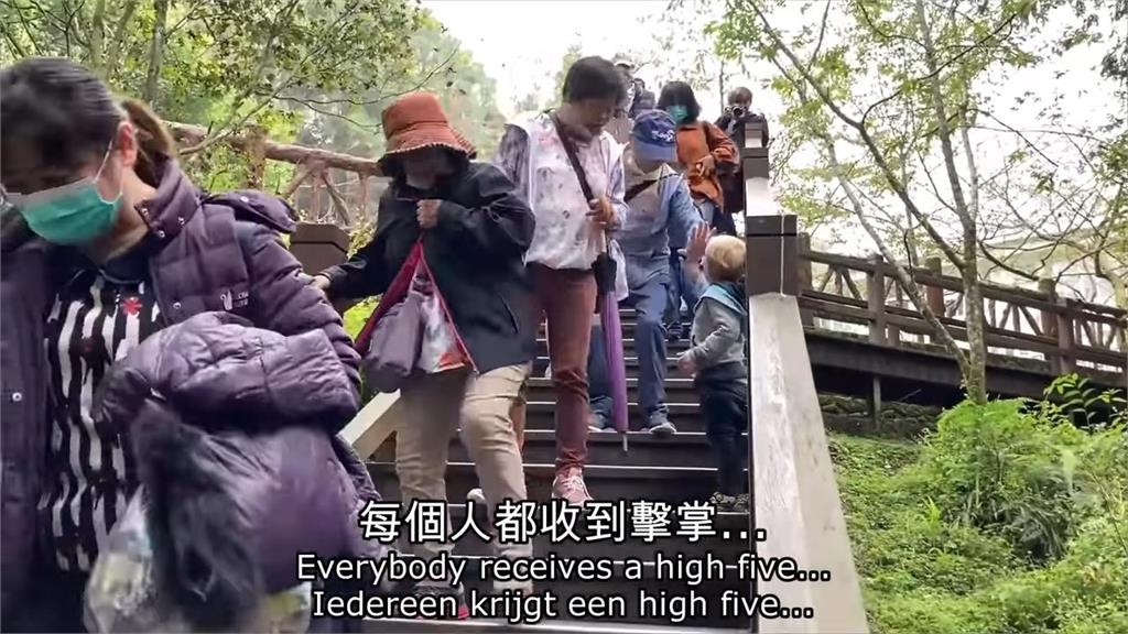 小小年紀展現社交能力！荷蘭萌娃小手狂擊掌　百位台灣長輩被逗樂