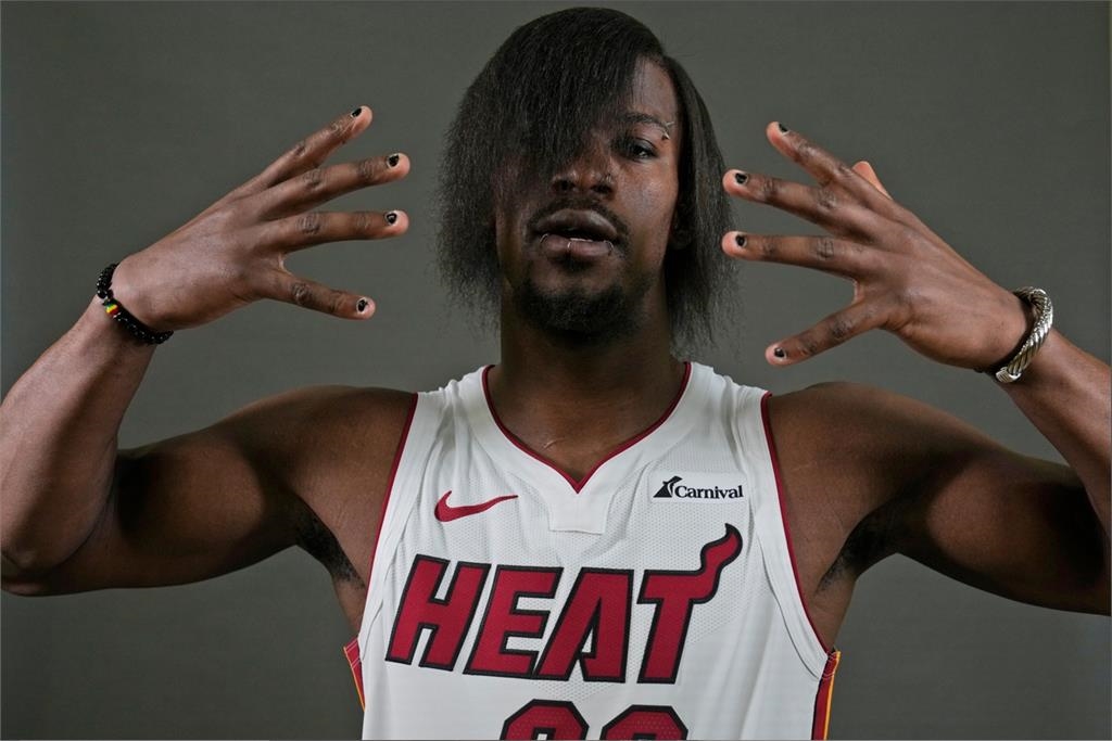 NBA/不是惡搞!「士官長」巴特勒奇異髮型現身 隊友也看傻眼